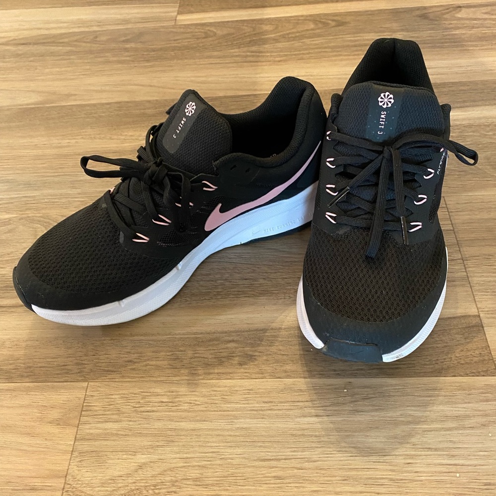 Nike Running Shoe (tennis shoes) Swift 3 Woman’s Sz 11